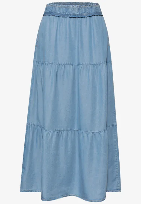 Langer, hellblauer Stufenrock aus Denim.